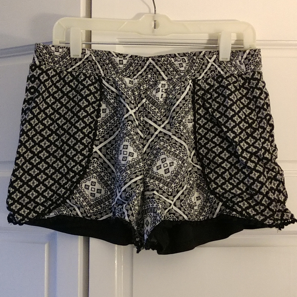 Miami black and white patterned shorts